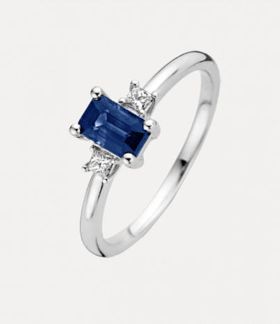 14 KARAAT WITGOUDEN RING MODEL MELLA MET BRILJANT EN BLAUW SAFFIER.
Wit gouden Briljant ring MELLA bevat 0.09 crt. H/Si aan briljant geslepen diamant en een blauwe saffier van 0.74 crt. Doordat de saffier in de lengte van de vinger ligt is de look net even anders.